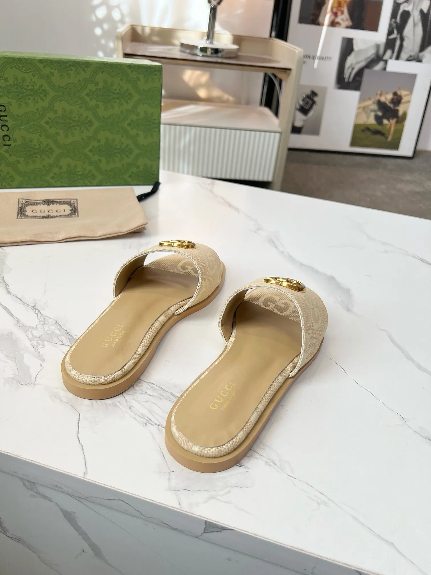 👟👟Ex-factory price 380👟👟 GUCCl 2025 spring and summer new style casual interlocking double G sandals for women. This piece is from the Gucci Lido collection, and its design is inspired by the summer style and beach clubs of the Italian coast. Archive designs from the 1970s infuse the brand with glory. Get inspired by this iconic era. The "Gucci March of Love" series continues to explore the aesthetic connotation of the brand's archived logos in a new way, while at the same time embracing the classic elegance and charm. Code Number: 35-43#